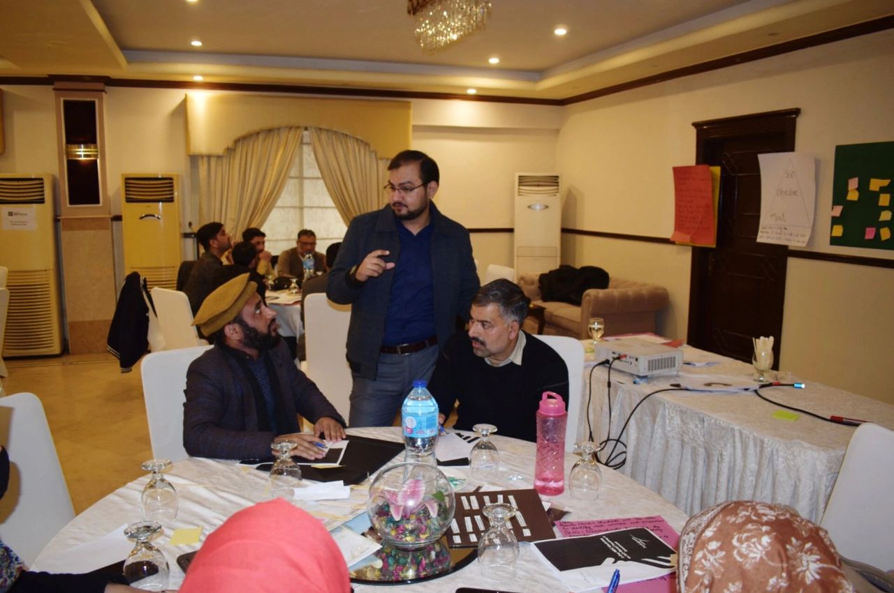 Coaching participants through group tasks